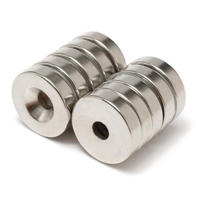 최대 작업 온도 60°C M10 Countersunk 구멍과 함께 N52 네오디미움 디스크 자석