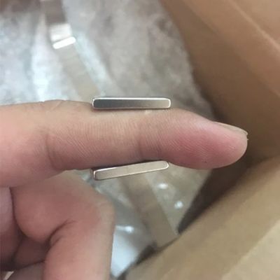 직사각형 얇은 자석 20x10x3mm 최대 작업 온도 80 센티그라드 3.3kg 힘